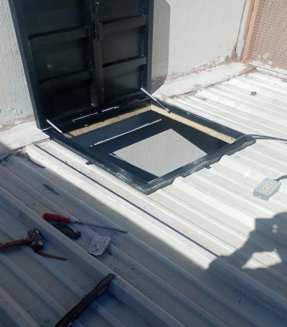 Fabricación e instalación de escotilla